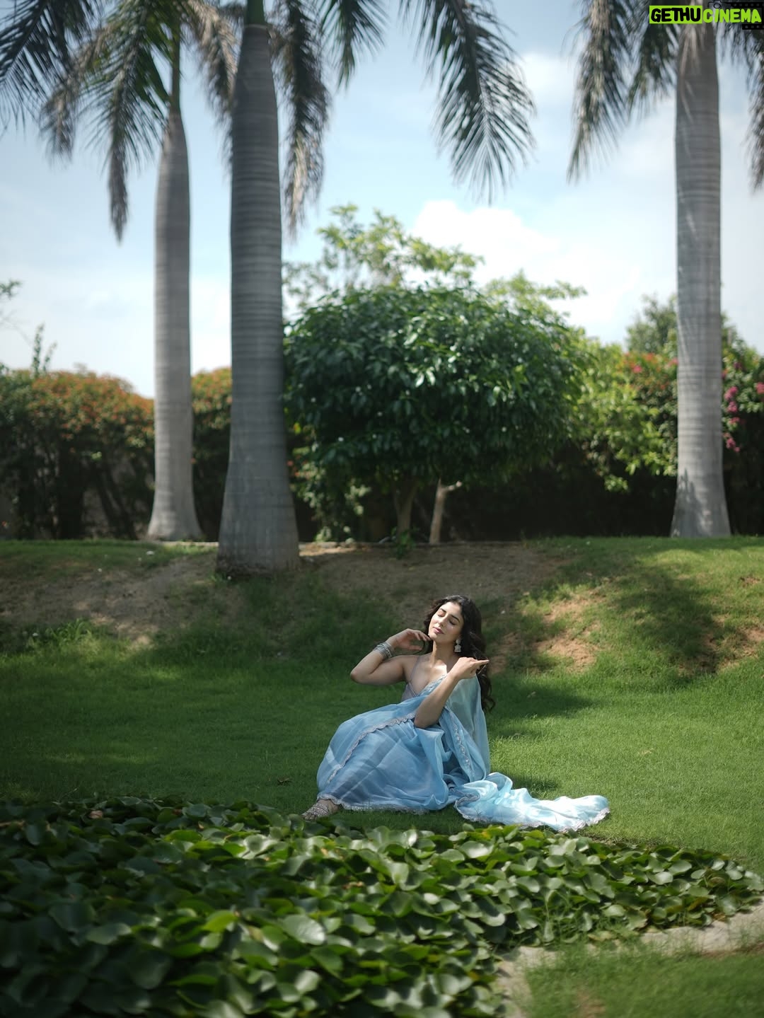 Jasmin Bajwa - 33K Likes - “मुस्कान में सादगी, नज़रों में कशिश, और साड़ी में मोहब्बत छुपी है।” ✨
•
Do you like the styling and makeup by me?🥹
Pictures @infamousfilms00 
Hair @niikitkapoormakeovers @houseofmedusa_