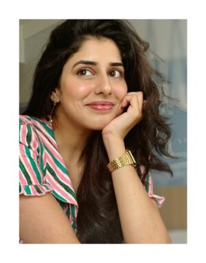 Jasmin Bajwa Instagram - Me after washing my hair thinking Iām in a shampoo commercial.š§“šš¼āāļøšš„²
ā¢
ā¢
#NotSoSerious #CuteButClueless #MainCharacterEnergy #UnbotheredButBeautiful #LostInThoughts #GoofyMood #SmilingThroughTheChaos
Shot: š«°š§š½āāļøā¤ļø