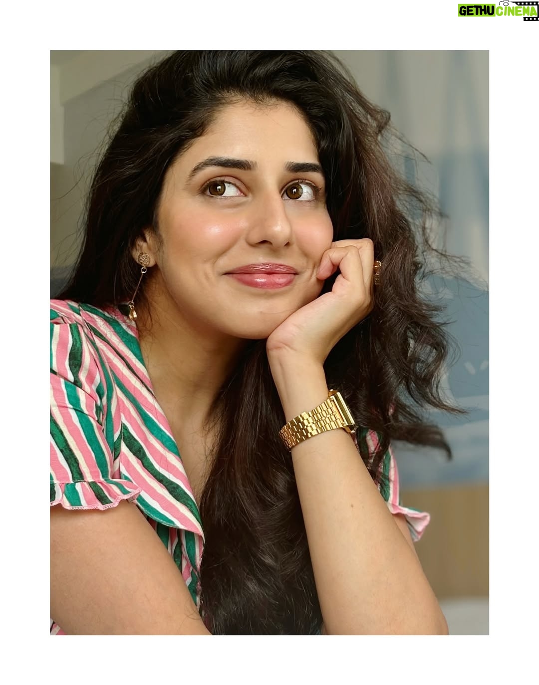 Jasmin Bajwa - 27.8K Likes - Me after washing my hair thinking I’m in a shampoo commercial.🧴💆🏼‍♀️💛🥲
•
•
#NotSoSerious #CuteButClueless #MainCharacterEnergy #UnbotheredButBeautiful #LostInThoughts #GoofyMood #SmilingThroughTheChaos 

Shot: 🫰🧔🏽‍♂️❤️