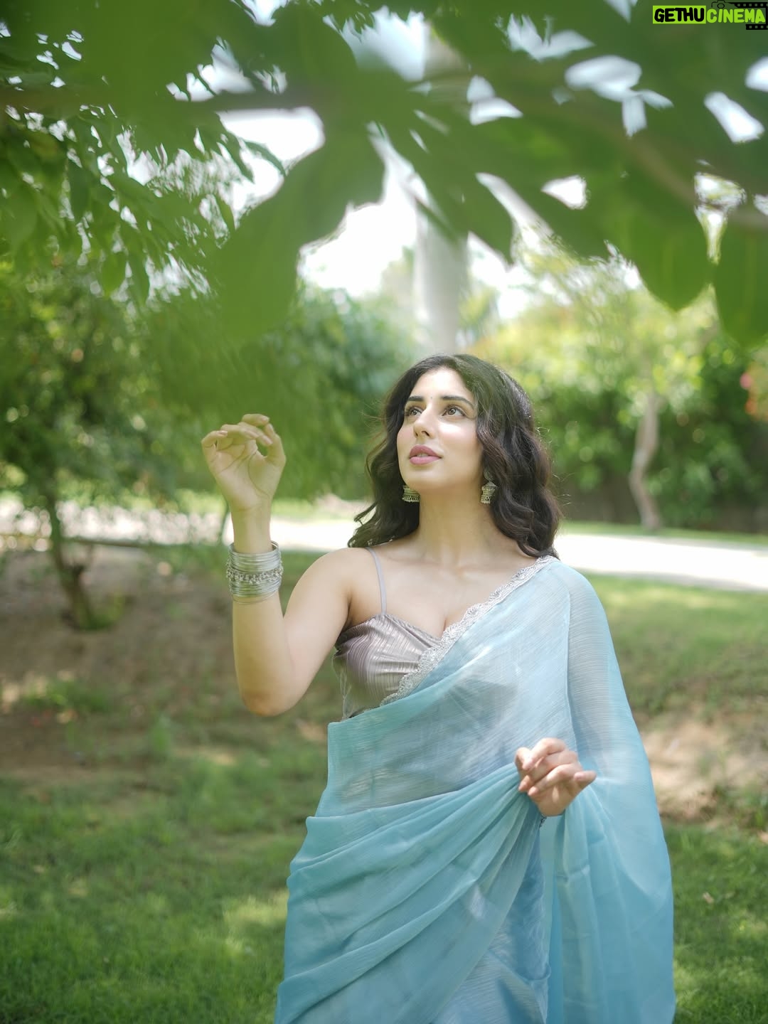 Jasmin Bajwa - 33K Likes - “मुस्कान में सादगी, नज़रों में कशिश, और साड़ी में मोहब्बत छुपी है।” ✨
•
Do you like the styling and makeup by me?🥹
Pictures @infamousfilms00 
Hair @niikitkapoormakeovers @houseofmedusa_