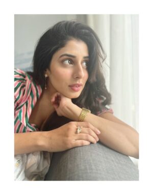 Jasmin Bajwa Instagram - Me after washing my hair thinking Iām in a shampoo commercial.š§“šš¼āāļøšš„²
ā¢
ā¢
#NotSoSerious #CuteButClueless #MainCharacterEnergy #UnbotheredButBeautiful #LostInThoughts #GoofyMood #SmilingThroughTheChaos
Shot: š«°š§š½āāļøā¤ļø