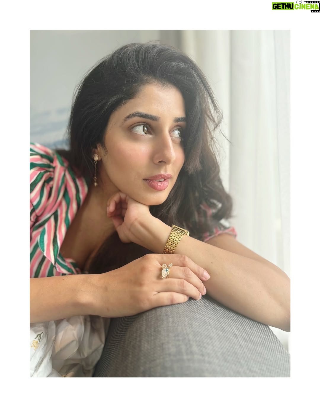 Jasmin Bajwa - 27.8K Likes - Me after washing my hair thinking I’m in a shampoo commercial.🧴💆🏼‍♀️💛🥲
•
•
#NotSoSerious #CuteButClueless #MainCharacterEnergy #UnbotheredButBeautiful #LostInThoughts #GoofyMood #SmilingThroughTheChaos 

Shot: 🫰🧔🏽‍♂️❤️