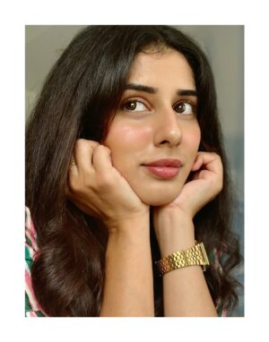 Jasmin Bajwa Instagram - Me after washing my hair thinking Iām in a shampoo commercial.š§“šš¼āāļøšš„²
ā¢
ā¢
#NotSoSerious #CuteButClueless #MainCharacterEnergy #UnbotheredButBeautiful #LostInThoughts #GoofyMood #SmilingThroughTheChaos
Shot: š«°š§š½āāļøā¤ļø