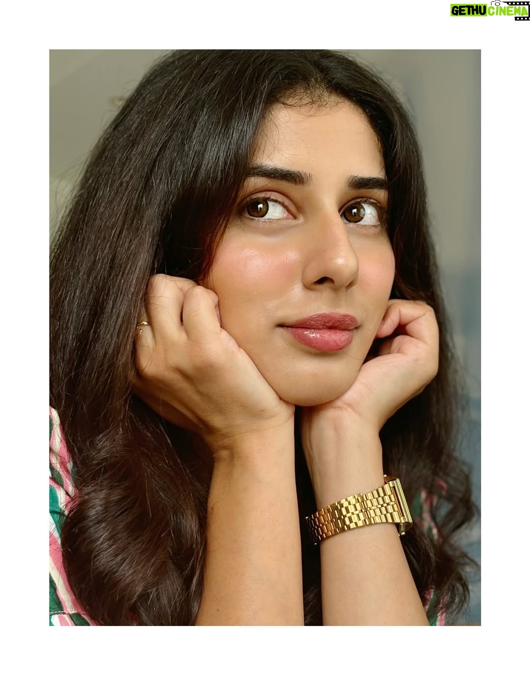 Jasmin Bajwa - 27.8K Likes - Me after washing my hair thinking I’m in a shampoo commercial.🧴💆🏼‍♀️💛🥲
•
•
#NotSoSerious #CuteButClueless #MainCharacterEnergy #UnbotheredButBeautiful #LostInThoughts #GoofyMood #SmilingThroughTheChaos 

Shot: 🫰🧔🏽‍♂️❤️