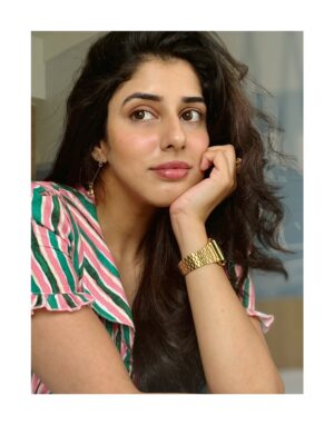 Jasmin Bajwa Instagram - Me after washing my hair thinking Iām in a shampoo commercial.š§“šš¼āāļøšš„²
ā¢
ā¢
#NotSoSerious #CuteButClueless #MainCharacterEnergy #UnbotheredButBeautiful #LostInThoughts #GoofyMood #SmilingThroughTheChaos
Shot: š«°š§š½āāļøā¤ļø