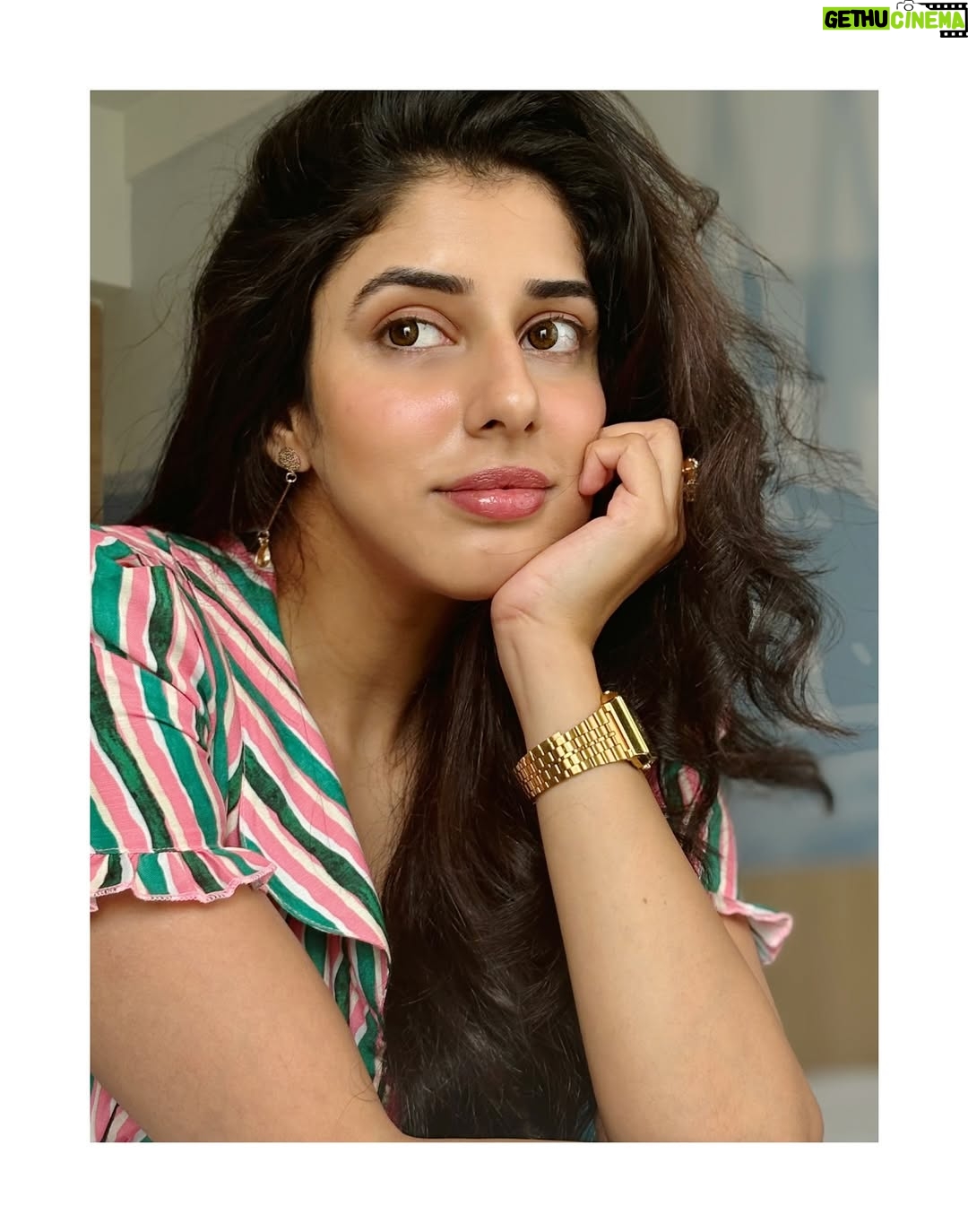 Jasmin Bajwa - 27.8K Likes - Me after washing my hair thinking I’m in a shampoo commercial.🧴💆🏼‍♀️💛🥲
•
•
#NotSoSerious #CuteButClueless #MainCharacterEnergy #UnbotheredButBeautiful #LostInThoughts #GoofyMood #SmilingThroughTheChaos 

Shot: 🫰🧔🏽‍♂️❤️