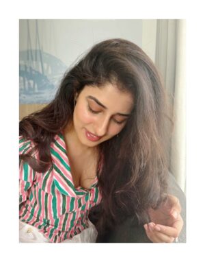 Jasmin Bajwa Instagram - Me after washing my hair thinking Iām in a shampoo commercial.š§“šš¼āāļøšš„²
ā¢
ā¢
#NotSoSerious #CuteButClueless #MainCharacterEnergy #UnbotheredButBeautiful #LostInThoughts #GoofyMood #SmilingThroughTheChaos
Shot: š«°š§š½āāļøā¤ļø