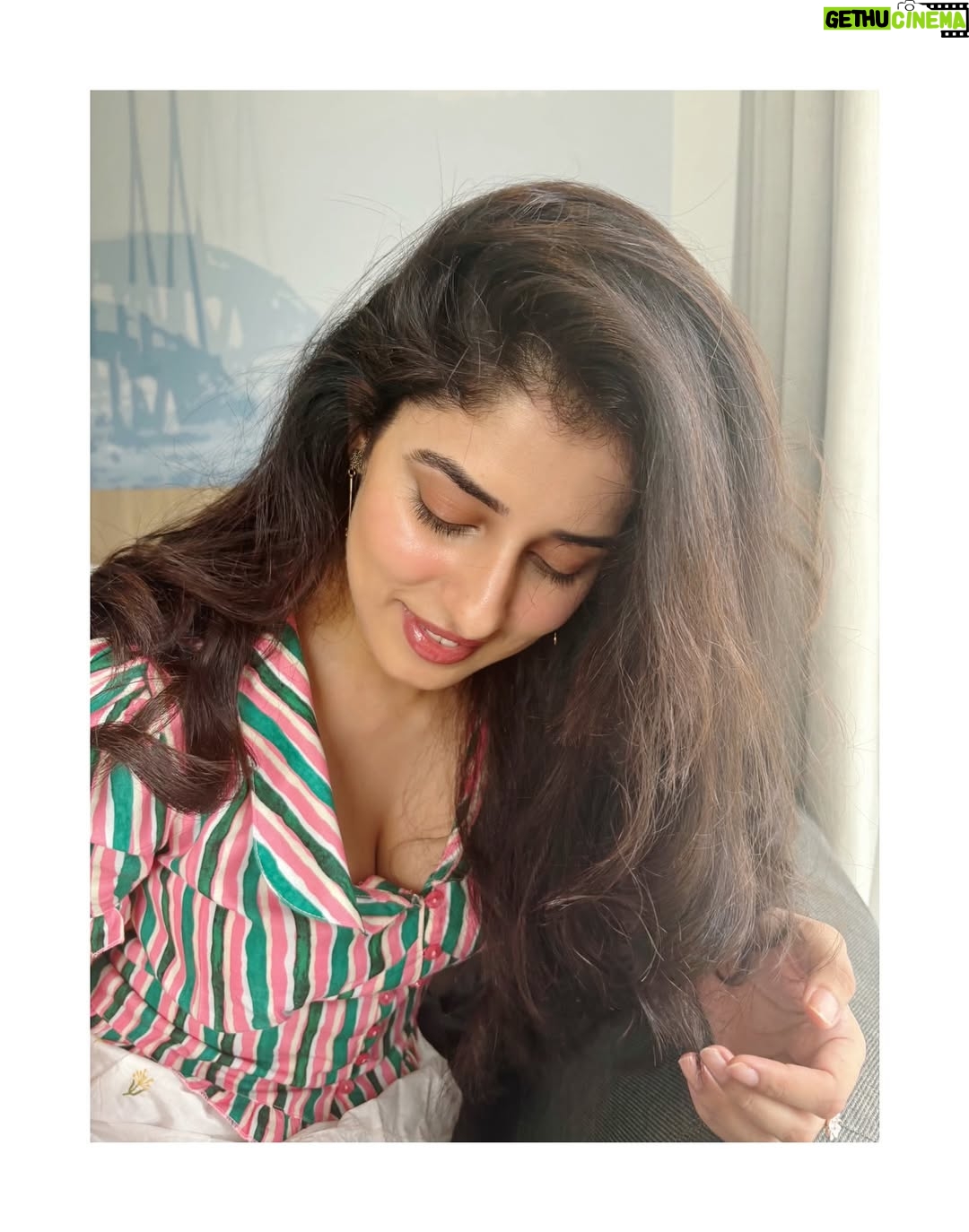 Jasmin Bajwa - 27.8K Likes - Me after washing my hair thinking I’m in a shampoo commercial.🧴💆🏼‍♀️💛🥲
•
•
#NotSoSerious #CuteButClueless #MainCharacterEnergy #UnbotheredButBeautiful #LostInThoughts #GoofyMood #SmilingThroughTheChaos 

Shot: 🫰🧔🏽‍♂️❤️