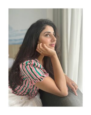 Jasmin Bajwa Instagram - Me after washing my hair thinking Iām in a shampoo commercial.š§“šš¼āāļøšš„²
ā¢
ā¢
#NotSoSerious #CuteButClueless #MainCharacterEnergy #UnbotheredButBeautiful #LostInThoughts #GoofyMood #SmilingThroughTheChaos
Shot: š«°š§š½āāļøā¤ļø