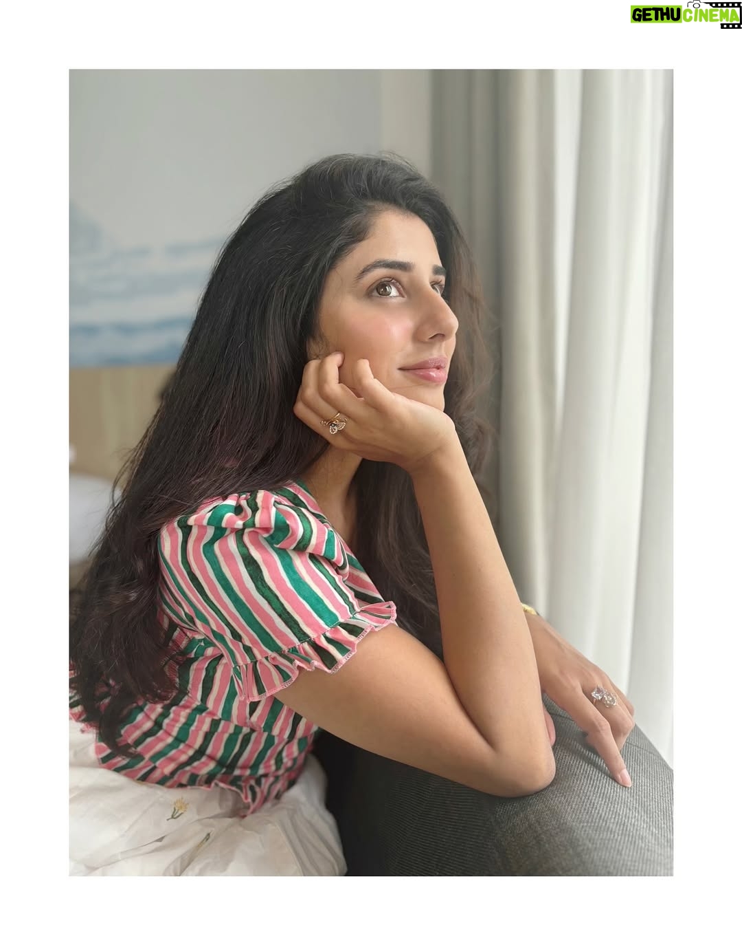 Jasmin Bajwa - 27.8K Likes - Me after washing my hair thinking I’m in a shampoo commercial.🧴💆🏼‍♀️💛🥲
•
•
#NotSoSerious #CuteButClueless #MainCharacterEnergy #UnbotheredButBeautiful #LostInThoughts #GoofyMood #SmilingThroughTheChaos 

Shot: 🫰🧔🏽‍♂️❤️