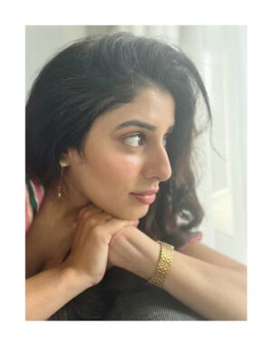 Jasmin Bajwa Instagram - Me after washing my hair thinking Iām in a shampoo commercial.š§“šš¼āāļøšš„²
ā¢
ā¢
#NotSoSerious #CuteButClueless #MainCharacterEnergy #UnbotheredButBeautiful #LostInThoughts #GoofyMood #SmilingThroughTheChaos
Shot: š«°š§š½āāļøā¤ļø