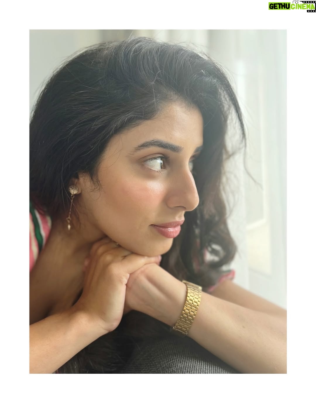 Jasmin Bajwa - 27.8K Likes - Me after washing my hair thinking I’m in a shampoo commercial.🧴💆🏼‍♀️💛🥲
•
•
#NotSoSerious #CuteButClueless #MainCharacterEnergy #UnbotheredButBeautiful #LostInThoughts #GoofyMood #SmilingThroughTheChaos 

Shot: 🫰🧔🏽‍♂️❤️