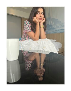Jasmin Bajwa Instagram - Me after washing my hair thinking Iām in a shampoo commercial.š§“šš¼āāļøšš„²
ā¢
ā¢
#NotSoSerious #CuteButClueless #MainCharacterEnergy #UnbotheredButBeautiful #LostInThoughts #GoofyMood #SmilingThroughTheChaos
Shot: š«°š§š½āāļøā¤ļø