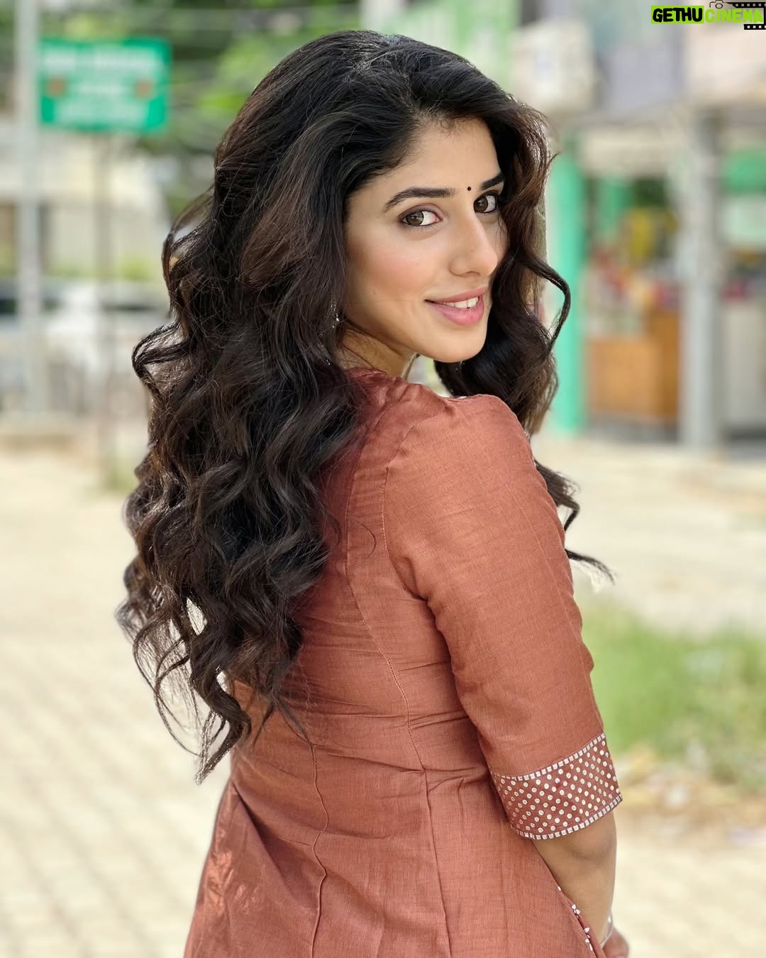 Jasmin Bajwa - 24.4K Likes - 🤎🤎🤎
•
My constant click partner @niikitkapoormakeovers 🤎