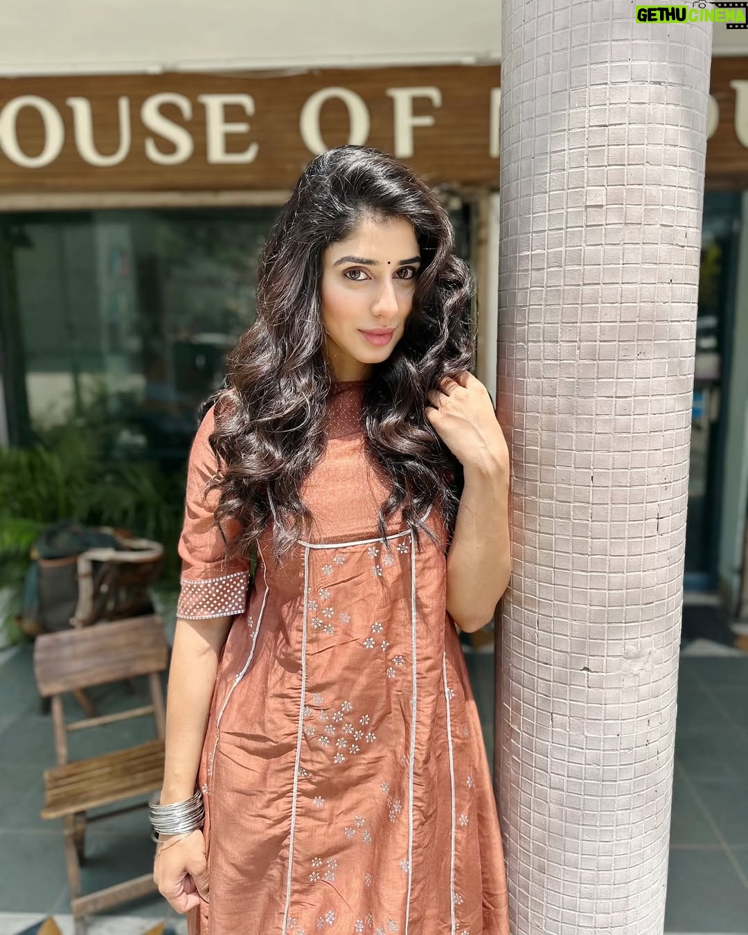 Jasmin Bajwa - 24.4K Likes - 🤎🤎🤎
•
My constant click partner @niikitkapoormakeovers 🤎
