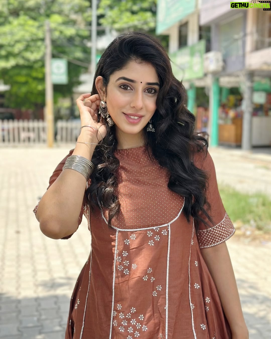 Jasmin Bajwa - 24.4K Likes - 🤎🤎🤎
•
My constant click partner @niikitkapoormakeovers 🤎