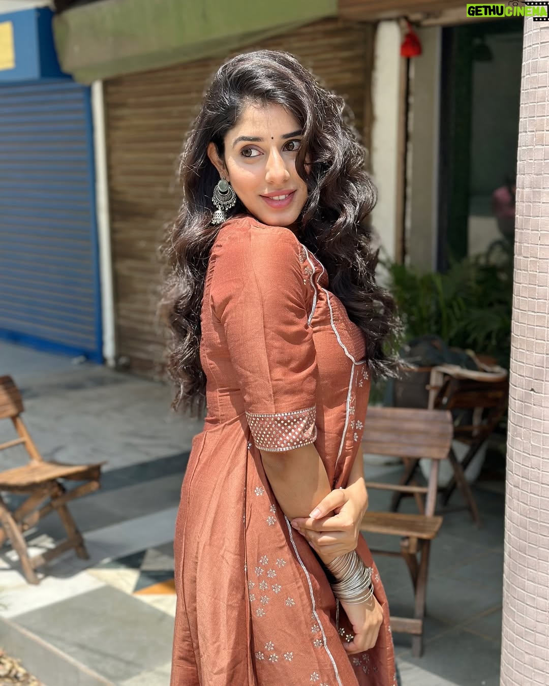 Jasmin Bajwa - 24.4K Likes - 🤎🤎🤎
•
My constant click partner @niikitkapoormakeovers 🤎