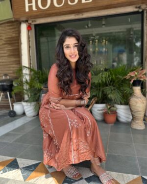 Jasmin Bajwa Instagram - š¤š¤š¤
ā¢
My constant click partner @niikitkapoormakeovers š¤