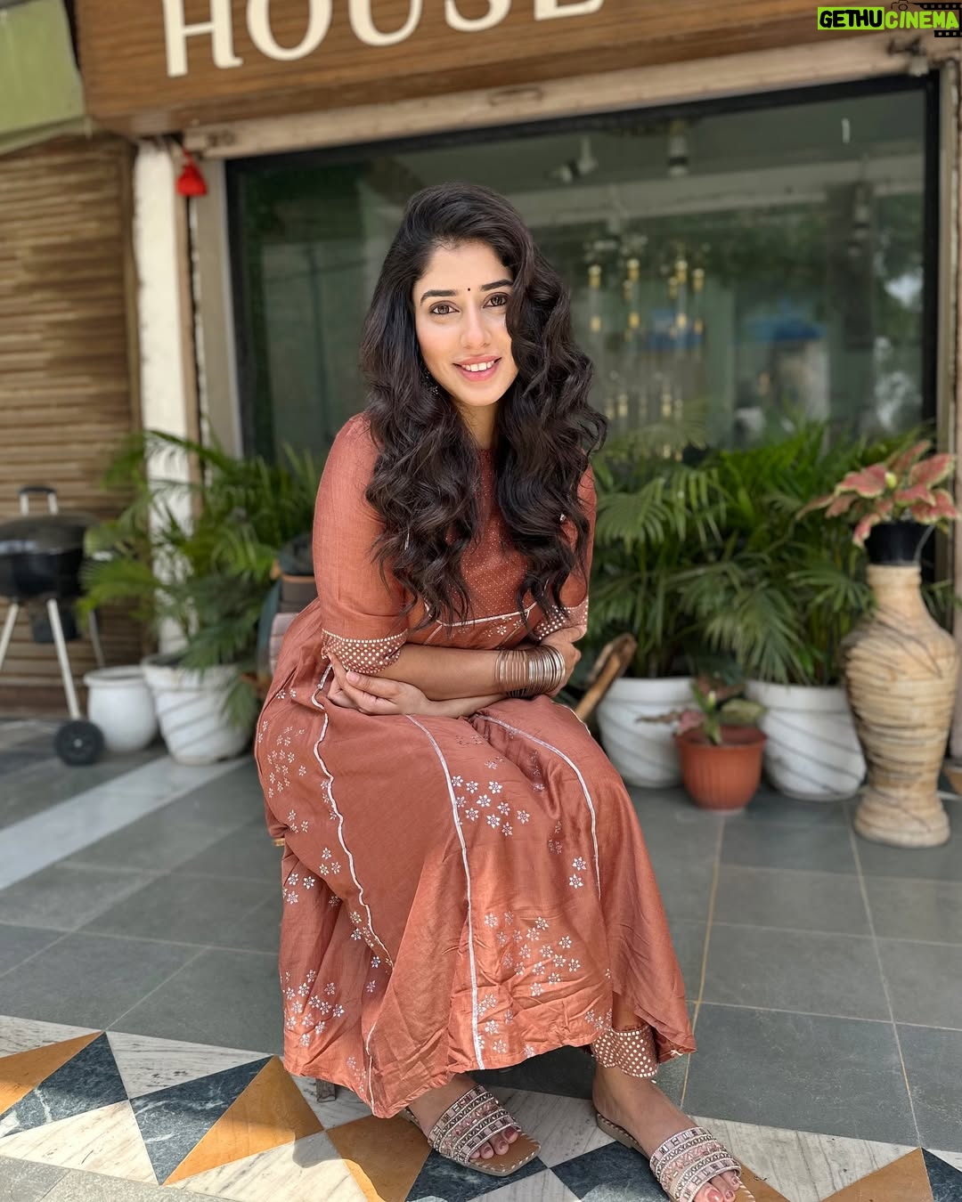 Jasmin Bajwa - 24.4K Likes - 🤎🤎🤎
•
My constant click partner @niikitkapoormakeovers 🤎