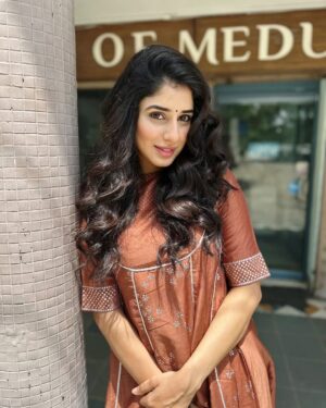 Jasmin Bajwa Instagram - š¤š¤š¤
ā¢
My constant click partner @niikitkapoormakeovers š¤