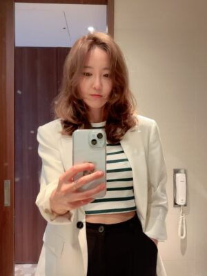 Jasmine Choi Instagram - Cut my hair hoping I could somehow pickup my life where I left and start again. Still trying to learn how to grieve well and move on..

Mom used to tell me that her life was divided by before and after I was born. And in the last weeks I’ve been experiencing that my life is now divided by before and after she left. We were so close, and saying goodbye is so not easy..

Thank you all for being so patient with me- I think I’m almost there

아무때나 울 수 있는 사람이 되었고.. 아직도 많이 헤매고 있네요. 그래도 서서히 힘내고 많이 기도하고 좀더 단단해져서 한번 다시 일상으로 돌아와 보겠습니다. 그게 언제가 될지는 모르지만