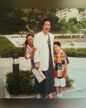 Jasmine Choi Instagram - This is my mom. She passed away peacefully a few days ago.. surrounded by all the family at the hospital where she got diagnosed with a pancreatic cancer exactly 4 weeks ago. She was always calm even during the toughest moments, didn’t lose her sense of humor, and extremely beautiful inside out till her last breath.. She was the one who introduced me to music, and was the most kind person I’ve ever encountered.
I was extremely lucky to spend the last seven days with her- we talked a lot, laughed a lot, she shared many stories from my birth till now like an epic film, we spent the mother’s day together, I played her favorite tunes for her, we listened to music together, and on her last day she told me to stop worrying about her and have a great concert in Tokyo this week.. and.. suddenly she wanted to “sleep”..
It all happened too quickly that I still cannot fully digest. But I know for sure that she’s in a wonderful place now, she touched so many hearts, and had a real happy life. I’m honored to be your daughter.. Miss you and love you mom❤️🩹
엄마가 아프시긴 했지만. 그래도 죽음은 너무나 갑작스럽게 찾아왔습니다.. 4월초에 병원에 검사를 받으시러 갔다가 그길로 입원을 하셨고, 며칠후 심장 스텐트 수술을 받으셨고, 바로 며칠후 췌장암 말기를 진단받으셨습니다. 이미 간까지 전이가 된 상태였지만.. 저는 그래도 우리 엄마라면 당연히 이겨내실거라 생각했어요. 아니, 그렇게라도 생각하지 않으면 너무 힘들어서 견딜 수 없을 것 같아서 그랬던 것 같습니다.. 4월은 저에게 인생에서 연주가 가장 바쁘고 벅찬 시간이었기도 해서 일단은 엄마를 기쁘게 해드리고 싶어서 공연에 최선을 다하고 사진으로 소식을 자주 전해드렸는데. 어느날부터 엄마가 카톡을 못 읽으셨어요. 그래서 매일매일 영통을 하루에도 몇번씩 동생을 통해서 했는데 엄마가 하루가 다르게 안좋아 보이셔서. 마음이 끊어질듯 아팠다는 말로는 설명도 안되더라고요. 부랴부랴 한국으로 와서 매일 엄마에게 가서 얘기도 많이하고 아무일 없다는듯 재밌는 얘기를 하며 많이 웃고, 엄마와 음악도 많이 듣고, 연주도 해드리고, 다리도 주물러드리고.. 다행히 일주일동안에 어버이날도 있었고 유럽과 미국의 어머니날도 있어서 함께할 수 있는 시간이 더욱 특별하고 감사했습니다. 마지막 날인줄 몰랐던 마지막 날에는 내내 엄마의 발을 붙잡고 기도하며 엄마에게 모든 좋은 기를 다 드리고 울음을 꾹 참고 있었는데. 엄마는 이제 기 그만 빨리고 내일아침에 일본으로 잘 가고 공연도 잘 하고오라고 하셨는데. 그게 엄마와의 마지막 대화가 될줄은 전혀 몰랐습니다. 일본으로 가는 일정을 다행히 며칠 미루고 엄마의 빈소를 지키면서 정말이지 내 몸안에 얼마나 많은 눈물이 있는지.. 그리고 엄마는 평생 나를 멀리 보내고 얼마나 더 울으셨을지.. 새삼 생각하며.. 그제서야 제가 이제 좀 어른이 되고 철이 드는 느낌이었습니다. 모두가 다 겪는건데 왜이렇게 찐으로 심하게 힘든건가. 부모님을 여읜 세상 모든사람들이 너무나 다 존경스럽고 대단하게 느껴졌습니다.. 갑작스런 소식에도 대전까지 한걸음에 달려와주신 친구들, 지인분들 모두 너무너무 감사드립니다. 아직 경황이 없어서 답장도 전화도 많이 못드렸지만 정신좀 드는대로 연락 드리겠습니다. 엄마를 진심으로 사랑해주신 수많은 분들의 큰 축복속에 좋은데로 편안히 가셨습니다🙏🏻
