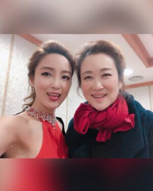 Jasmine Choi Instagram - This is my mom. She passed away peacefully a few days ago.. surrounded by all the family at the hospital where she got diagnosed with a pancreatic cancer exactly 4 weeks ago. She was always calm even during the toughest moments, didn’t lose her sense of humor, and extremely beautiful inside out till her last breath.. She was the one who introduced me to music, and was the most kind person I’ve ever encountered.
I was extremely lucky to spend the last seven days with her- we talked a lot, laughed a lot, she shared many stories from my birth till now like an epic film, we spent the mother’s day together, I played her favorite tunes for her, we listened to music together, and on her last day she told me to stop worrying about her and have a great concert in Tokyo this week.. and.. suddenly she wanted to “sleep”..
It all happened too quickly that I still cannot fully digest. But I know for sure that she’s in a wonderful place now, she touched so many hearts, and had a real happy life. I’m honored to be your daughter.. Miss you and love you mom❤️🩹
엄마가 아프시긴 했지만. 그래도 죽음은 너무나 갑작스럽게 찾아왔습니다.. 4월초에 병원에 검사를 받으시러 갔다가 그길로 입원을 하셨고, 며칠후 심장 스텐트 수술을 받으셨고, 바로 며칠후 췌장암 말기를 진단받으셨습니다. 이미 간까지 전이가 된 상태였지만.. 저는 그래도 우리 엄마라면 당연히 이겨내실거라 생각했어요. 아니, 그렇게라도 생각하지 않으면 너무 힘들어서 견딜 수 없을 것 같아서 그랬던 것 같습니다.. 4월은 저에게 인생에서 연주가 가장 바쁘고 벅찬 시간이었기도 해서 일단은 엄마를 기쁘게 해드리고 싶어서 공연에 최선을 다하고 사진으로 소식을 자주 전해드렸는데. 어느날부터 엄마가 카톡을 못 읽으셨어요. 그래서 매일매일 영통을 하루에도 몇번씩 동생을 통해서 했는데 엄마가 하루가 다르게 안좋아 보이셔서. 마음이 끊어질듯 아팠다는 말로는 설명도 안되더라고요. 부랴부랴 한국으로 와서 매일 엄마에게 가서 얘기도 많이하고 아무일 없다는듯 재밌는 얘기를 하며 많이 웃고, 엄마와 음악도 많이 듣고, 연주도 해드리고, 다리도 주물러드리고.. 다행히 일주일동안에 어버이날도 있었고 유럽과 미국의 어머니날도 있어서 함께할 수 있는 시간이 더욱 특별하고 감사했습니다. 마지막 날인줄 몰랐던 마지막 날에는 내내 엄마의 발을 붙잡고 기도하며 엄마에게 모든 좋은 기를 다 드리고 울음을 꾹 참고 있었는데. 엄마는 이제 기 그만 빨리고 내일아침에 일본으로 잘 가고 공연도 잘 하고오라고 하셨는데. 그게 엄마와의 마지막 대화가 될줄은 전혀 몰랐습니다. 일본으로 가는 일정을 다행히 며칠 미루고 엄마의 빈소를 지키면서 정말이지 내 몸안에 얼마나 많은 눈물이 있는지.. 그리고 엄마는 평생 나를 멀리 보내고 얼마나 더 울으셨을지.. 새삼 생각하며.. 그제서야 제가 이제 좀 어른이 되고 철이 드는 느낌이었습니다. 모두가 다 겪는건데 왜이렇게 찐으로 심하게 힘든건가. 부모님을 여읜 세상 모든사람들이 너무나 다 존경스럽고 대단하게 느껴졌습니다.. 갑작스런 소식에도 대전까지 한걸음에 달려와주신 친구들, 지인분들 모두 너무너무 감사드립니다. 아직 경황이 없어서 답장도 전화도 많이 못드렸지만 정신좀 드는대로 연락 드리겠습니다. 엄마를 진심으로 사랑해주신 수많은 분들의 큰 축복속에 좋은데로 편안히 가셨습니다🙏🏻