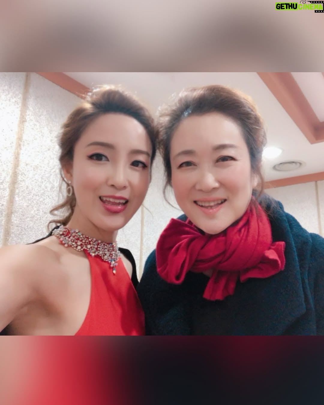 Jasmine Choi - 16K Likes - This is my mom. She passed away peacefully a few days ago.. surrounded by all the family at the hospital where she got diagnosed with a pancreatic cancer exactly 4 weeks ago. She was always calm even during the toughest moments, didn’t lose her sense of humor, and extremely beautiful inside out till her last breath.. She was the one who introduced me to music, and was the most kind person I’ve ever encountered.

I was extremely lucky to spend the last seven days with her- we talked a lot, laughed a lot, she shared many stories from my birth till now like an epic film, we spent the mother’s day together, I played her favorite tunes for her, we listened to music together, and on her last day she told me to stop worrying about her and have a great concert in Tokyo this week.. and.. suddenly she wanted to “sleep”..

It all happened too quickly that I still cannot fully digest. But I know for sure that she’s in a wonderful place now, she touched so many hearts, and had a real happy life. I’m honored to be your daughter.. Miss you and love you mom❤️‍🩹

엄마가 아프시긴 했지만. 그래도 죽음은 너무나 갑작스럽게 찾아왔습니다.. 4월초에 병원에 검사를 받으시러 갔다가 그길로 입원을 하셨고, 며칠후 심장 스텐트 수술을 받으셨고, 바로 며칠후 췌장암 말기를 진단받으셨습니다. 이미 간까지 전이가 된 상태였지만.. 저는 그래도 우리 엄마라면 당연히 이겨내실거라 생각했어요. 아니, 그렇게라도 생각하지 않으면 너무 힘들어서 견딜 수 없을 것 같아서 그랬던 것 같습니다.. 4월은 저에게 인생에서 연주가 가장 바쁘고 벅찬 시간이었기도 해서 일단은 엄마를 기쁘게 해드리고 싶어서 공연에 최선을 다하고 사진으로 소식을 자주 전해드렸는데. 어느날부터 엄마가 카톡을 못 읽으셨어요. 그래서 매일매일 영통을 하루에도 몇번씩 동생을 통해서 했는데 엄마가 하루가 다르게 안좋아 보이셔서. 마음이 끊어질듯 아팠다는 말로는 설명도 안되더라고요. 부랴부랴 한국으로 와서 매일 엄마에게 가서 얘기도 많이하고 아무일 없다는듯 재밌는 얘기를 하며 많이 웃고, 엄마와 음악도 많이 듣고, 연주도 해드리고, 다리도 주물러드리고.. 다행히 일주일동안에 어버이날도 있었고 유럽과 미국의 어머니날도 있어서 함께할 수 있는 시간이 더욱 특별하고 감사했습니다. 마지막 날인줄 몰랐던 마지막 날에는 내내 엄마의 발을 붙잡고 기도하며 엄마에게 모든 좋은 기를 다 드리고 울음을 꾹 참고 있었는데. 엄마는 이제 기 그만 빨리고 내일아침에 일본으로 잘 가고 공연도 잘 하고오라고 하셨는데. 그게 엄마와의 마지막 대화가 될줄은 전혀 몰랐습니다. 일본으로 가는 일정을 다행히 며칠 미루고 엄마의 빈소를 지키면서 정말이지 내 몸안에 얼마나 많은 눈물이 있는지.. 그리고 엄마는 평생 나를 멀리 보내고 얼마나 더 울으셨을지.. 새삼 생각하며.. 그제서야 제가 이제 좀 어른이 되고 철이 드는 느낌이었습니다. 모두가 다 겪는건데 왜이렇게 찐으로 심하게 힘든건가. 부모님을 여읜 세상 모든사람들이 너무나 다 존경스럽고 대단하게 느껴졌습니다.. 갑작스런 소식에도 대전까지 한걸음에 달려와주신 친구들, 지인분들 모두 너무너무 감사드립니다. 아직 경황이 없어서 답장도 전화도 많이 못드렸지만 정신좀 드는대로 연락 드리겠습니다. 엄마를 진심으로 사랑해주신 수많은 분들의 큰 축복속에 좋은데로 편안히 가셨습니다🙏🏻