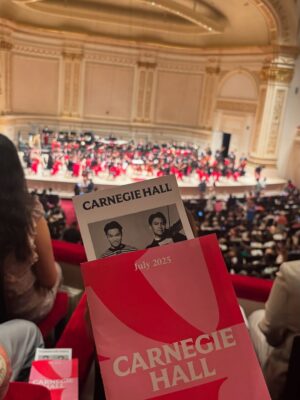 Jasmine Choi Instagram - Big congrats to @raychenviolin and the young musicians of @nyo.usa on such an inpiring performance at @carnegiehall last night, full of joy and excitement🥳! What a beautiful start to their Asia tour coming up!
Also look forward to continuing to see many of you on the @tonicmusicapp - more fun updates will come soon, stay tuned🙌🏼
P.s. Anyone else went to this soldout concert last night🙋🏻♀️?
#mendelssohn #rachmaninoff #raychen #gianandreanoseda #nyousa #jasminechoi #tonicmusicapp #violin #flute #carnegiehall