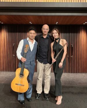 Jasmine Choi Instagram - What a spectacular tour this was with these incredible musicians @sejong_soloists @denissungho , and in such a creative project with the phenomenal writer @werber_officiel together on stage, performing the fantastic new work by @texu_kim . Among our 8 concerts together, it was so lovely to see my idols like @gilshaham_official @cheeyunkim @kimmisook_official and great to meet @jiji_guitar with whom I will perform together soon at @iujsom this fall🤗🎉 

어릴적부터 늘 동경했던 세종솔로이스츠 그리고 오랫동안 함께하고 싶었던 기타리스트 드니성호님과 함께 매일매일 전국을 다니며 공연을 8번이나 하면서 정말 즐거웠습니다. 또 제가 너무나 좋아하는 소설가 베르나르 베르베르를 직접 만나고, 그의 새로 출간한 소설 <키메라의 땅>에 기반해 쓰여진 김택수 작곡가님의 천재적인 곡을 함께하고, 그들의 예술세계를 함께할 수 있다는게 정말 큰 기쁨이었어요. 음악과 문학이 만나고, 동서양이 만나고, 또 매 공연마다 전혀 다른 분위기로 관객 여러분들과 만나면서 삶의 더 큰 그림을 경험할 수 있었던 시간이었습니다. 

그리고. 아직도 애도의 시간을 보내며 힘겨워하는 저에게 직접 달려오셔서 많은 응원과 위로의 메세지를 주신 팬분들 정말 고맙습니다. 어머니가 돌아가신 후 한국에서의 첫 공연들이다 보니. 리허설때도, 공연때도 주체할 수 없이 눈물이 나던 순간들이 있어서 너무 당황스러웠지만. 그런 부분들까지 다 이해해주시고 품어주셔서 진심으로 감사했습니다. 모두 한번쯤은 삶에서 겪게되는 힘든 경험들이라 생각하며 앞으로 더 아름다운 음악으로 보답할게요. 

다음 한국 공연은 10/25-26일 대전예술의전당 @djartscenter , 10/31일 세종예술의전당 @2022sjac 입니다. 곧 만나요🫶🏻😊