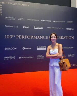 Jasmine Choi Instagram - What a spectacular tour this was with these incredible musicians @sejong_soloists @denissungho , and in such a creative project with the phenomenal writer @werber_officiel together on stage, performing the fantastic new work by @texu_kim . Among our 8 concerts together, it was so lovely to see my idols like @gilshaham_official @cheeyunkim @kimmisook_official and great to meet @jiji_guitar with whom I will perform together soon at @iujsom this fall🤗🎉 

어릴적부터 늘 동경했던 세종솔로이스츠 그리고 오랫동안 함께하고 싶었던 기타리스트 드니성호님과 함께 매일매일 전국을 다니며 공연을 8번이나 하면서 정말 즐거웠습니다. 또 제가 너무나 좋아하는 소설가 베르나르 베르베르를 직접 만나고, 그의 새로 출간한 소설 <키메라의 땅>에 기반해 쓰여진 김택수 작곡가님의 천재적인 곡을 함께하고, 그들의 예술세계를 함께할 수 있다는게 정말 큰 기쁨이었어요. 음악과 문학이 만나고, 동서양이 만나고, 또 매 공연마다 전혀 다른 분위기로 관객 여러분들과 만나면서 삶의 더 큰 그림을 경험할 수 있었던 시간이었습니다. 

그리고. 아직도 애도의 시간을 보내며 힘겨워하는 저에게 직접 달려오셔서 많은 응원과 위로의 메세지를 주신 팬분들 정말 고맙습니다. 어머니가 돌아가신 후 한국에서의 첫 공연들이다 보니. 리허설때도, 공연때도 주체할 수 없이 눈물이 나던 순간들이 있어서 너무 당황스러웠지만. 그런 부분들까지 다 이해해주시고 품어주셔서 진심으로 감사했습니다. 모두 한번쯤은 삶에서 겪게되는 힘든 경험들이라 생각하며 앞으로 더 아름다운 음악으로 보답할게요. 

다음 한국 공연은 10/25-26일 대전예술의전당 @djartscenter , 10/31일 세종예술의전당 @2022sjac 입니다. 곧 만나요🫶🏻😊