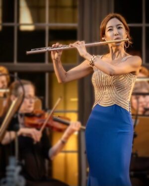 Jasmine Choi Instagram - Beautiful memories from the fabulous Mozartfest Würzburg @mozartfestwuerzburg - where my vulnerability found refuge in music and chose to open up in front of 4,300 people🙂 Each day is a new chance to live a blessed life, and I don’t take any of it for granted. Thank you for such a magical evening together🫶🏻 @wurzburgerphilharmoniker @claudio.novati 

📸 ©Ingo Peters ©Peter Schuhmann @mainfranken_theater @ha_k0ng_00 @mozartfestwuerzburg 

#reinecke #fluteconcerto #mozartfest #würzburg #vielendank #movingon #onedayatatime💙