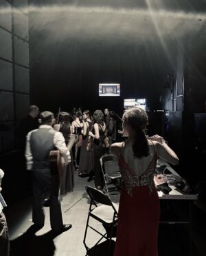 Jasmine Choi Instagram - What a spectacular tour this was with these incredible musicians @sejong_soloists @denissungho , and in such a creative project with the phenomenal writer @werber_officiel together on stage, performing the fantastic new work by @texu_kim . Among our 8 concerts together, it was so lovely to see my idols like @gilshaham_official @cheeyunkim @kimmisook_official and great to meet @jiji_guitar with whom I will perform together soon at @iujsom this fall🤗🎉
어릴적부터 늘 동경했던 세종솔로이스츠 그리고 오랫동안 함께하고 싶었던 기타리스트 드니성호님과 함께 매일매일 전국을 다니며 공연을 8번이나 하면서 정말 즐거웠습니다. 또 제가 너무나 좋아하는 소설가 베르나르 베르베르를 직접 만나고, 그의 새로 출간한 소설 <키메라의 땅>에 기반해 쓰여진 김택수 작곡가님의 천재적인 곡을 함께하고, 그들의 예술세계를 함께할 수 있다는게 정말 큰 기쁨이었어요. 음악과 문학이 만나고, 동서양이 만나고, 또 매 공연마다 전혀 다른 분위기로 관객 여러분들과 만나면서 삶의 더 큰 그림을 경험할 수 있었던 시간이었습니다.
그리고. 아직도 애도의 시간을 보내며 힘겨워하는 저에게 직접 달려오셔서 많은 응원과 위로의 메세지를 주신 팬분들 정말 고맙습니다. 어머니가 돌아가신 후 한국에서의 첫 공연들이다 보니. 리허설때도, 공연때도 주체할 수 없이 눈물이 나던 순간들이 있어서 너무 당황스러웠지만. 그런 부분들까지 다 이해해주시고 품어주셔서 진심으로 감사했습니다. 모두 한번쯤은 삶에서 겪게되는 힘든 경험들이라 생각하며 앞으로 더 아름다운 음악으로 보답할게요.
다음 한국 공연은 10/25-26일 대전예술의전당 @djartscenter , 10/31일 세종예술의전당 @2022sjac 입니다. 곧 만나요🫶🏻😊