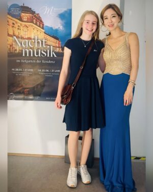 Jasmine Choi Instagram - Beautiful memories from the fabulous Mozartfest Würzburg @mozartfestwuerzburg - where my vulnerability found refuge in music and chose to open up in front of 4,300 people🙂 Each day is a new chance to live a blessed life, and I don’t take any of it for granted. Thank you for such a magical evening together🫶🏻 @wurzburgerphilharmoniker @claudio.novati
📸 ©Ingo Peters ©Peter Schuhmann @mainfranken_theater @ha_k0ng_00 @mozartfestwuerzburg
#reinecke #fluteconcerto #mozartfest #würzburg #vielendank #movingon #onedayatatime💙