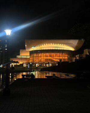 Jasmine Choi Instagram - What a spectacular tour this was with these incredible musicians @sejong_soloists @denissungho , and in such a creative project with the phenomenal writer @werber_officiel together on stage, performing the fantastic new work by @texu_kim . Among our 8 concerts together, it was so lovely to see my idols like @gilshaham_official @cheeyunkim @kimmisook_official and great to meet @jiji_guitar with whom I will perform together soon at @iujsom this fall🤗🎉
어릴적부터 늘 동경했던 세종솔로이스츠 그리고 오랫동안 함께하고 싶었던 기타리스트 드니성호님과 함께 매일매일 전국을 다니며 공연을 8번이나 하면서 정말 즐거웠습니다. 또 제가 너무나 좋아하는 소설가 베르나르 베르베르를 직접 만나고, 그의 새로 출간한 소설 <키메라의 땅>에 기반해 쓰여진 김택수 작곡가님의 천재적인 곡을 함께하고, 그들의 예술세계를 함께할 수 있다는게 정말 큰 기쁨이었어요. 음악과 문학이 만나고, 동서양이 만나고, 또 매 공연마다 전혀 다른 분위기로 관객 여러분들과 만나면서 삶의 더 큰 그림을 경험할 수 있었던 시간이었습니다.
그리고. 아직도 애도의 시간을 보내며 힘겨워하는 저에게 직접 달려오셔서 많은 응원과 위로의 메세지를 주신 팬분들 정말 고맙습니다. 어머니가 돌아가신 후 한국에서의 첫 공연들이다 보니. 리허설때도, 공연때도 주체할 수 없이 눈물이 나던 순간들이 있어서 너무 당황스러웠지만. 그런 부분들까지 다 이해해주시고 품어주셔서 진심으로 감사했습니다. 모두 한번쯤은 삶에서 겪게되는 힘든 경험들이라 생각하며 앞으로 더 아름다운 음악으로 보답할게요.
다음 한국 공연은 10/25-26일 대전예술의전당 @djartscenter , 10/31일 세종예술의전당 @2022sjac 입니다. 곧 만나요🫶🏻😊