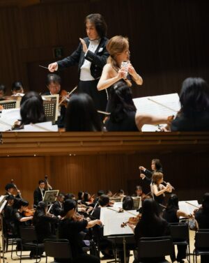 Jasmine Choi Instagram - I’ve always deeply admired musicians who found the strength to perform right after losing a parent. I used to think I could never be that strong if it ever happened to me. But then.. it happened.. performing the Mendelssohn concerto just 3 days after mom’s passing.
Long story short, only then I realized it’s not about how strong you are, but you actually have no other choice. And music not only becomes the best way to thoroughly express your troubled soul but it gives you such a tremendous strength you had not imagined possible.
The entire experience was way too overwhelming that I don’t know how to even begin to describe. But I did come to Tokyo straight from mom’s funeral, all in tears, remembering her last words to me which happened to be to “have a great concert in Tokyo”, and performed the very piece that I first heard from her own violin playing when I was a kid.
I will be forever grateful for all the warmest support from friends and fans, and also to these incredible musicians of Pacific Philharmonia Tokyo with maestro Limori- we poured our hearts into this unforgettable concert together. It was a tribute to my mom and to all the moms out there 

엄마가 돌아가신뒤 3일뒤에 일본으로 건너가 멘델스존 협주곡을 온맘다해 공연하던 기억. 눈물이 앞을 가리고 울음이 목에 걸려있던. 그냥 말도안되게 힘든 꿈인가보다 하는 느낌이었는데.. 지금보니까 꿈은 아니었다.. 이제와서 조심스럽게 그날의 기억을 끄집어내 보며..🤧

#memories #unforgettable