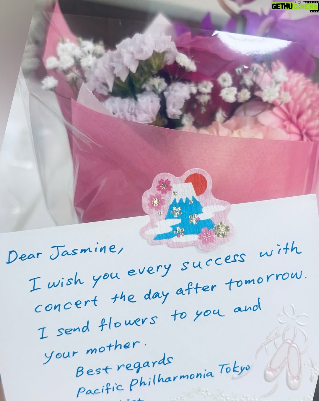 Jasmine Choi - 3.3K Likes - I’ve always deeply admired musicians who found the strength to perform right after losing a parent. I used to think I could never be that strong if it ever happened to me. But then.. it happened.. performing the Mendelssohn concerto just 3 days after mom’s passing.
Long story short, only then I realized it’s not about how strong you are, but you actually have no other choice. And music not only becomes the best way to thoroughly express your troubled soul but it gives you such a tremendous strength you had not imagined possible.
The entire experience was way too overwhelming that I don’t know how to even begin to describe. But I did come to Tokyo straight from mom’s funeral, all in tears, remembering her last words to me which happened to be to “have a great concert in Tokyo”, and performed the very piece that I first heard from her own violin playing when I was a kid.
I will be forever grateful for all the warmest support from friends and fans, and also to these incredible musicians of Pacific Philharmonia Tokyo with maestro Limori- we poured our hearts into this unforgettable concert together. It was a tribute to my mom and to all the moms out there 

엄마가 돌아가신뒤 3일뒤에 일본으로 건너가 멘델스존 협주곡을 온맘다해 공연하던 기억. 눈물이 앞을 가리고 울음이 목에 걸려있던. 그냥 말도안되게 힘든 꿈인가보다 하는 느낌이었는데.. 지금보니까 꿈은 아니었다.. 이제와서 조심스럽게 그날의 기억을 끄집어내 보며..🤧

#memories #unforgettable