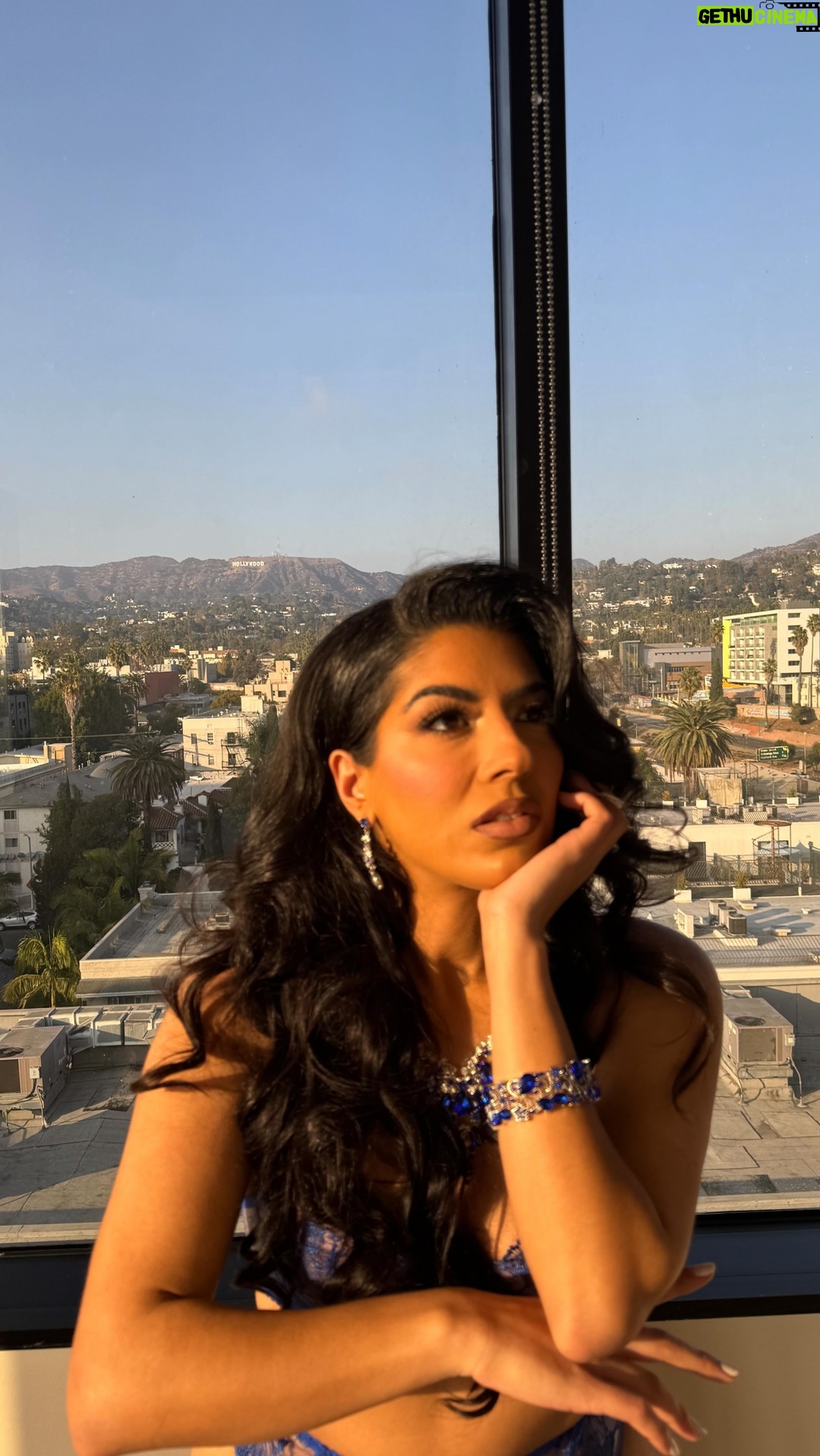 Jasmine Sherni - 3.7K Likes - be honest. is blue my color?

Cover photo by @gustavoturner 

#trending #viral #makeuptransition #explore