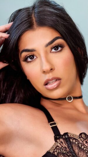 Jasmine Sherni Instagram - I think we can all agree- the face wasn’t *terrible* but the remodel is 👌🏽

What do you think?

💉 @dr.khoobehi 
Cover photo by @madcreativity 

#trending #viral #reels #explore #botox #fillers #plasticsurgeon #beforeandafter #cheekfillers #cheekbones