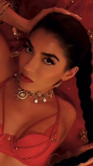 Jasmine Sherni Instagram - i think red is my *color.* wdy think?

Video by @flickatnite 
Styling and glam by me

#trending #viral #reels #explore