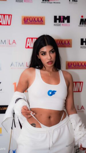 Jasmine Sherni Instagram - did u make eye contact?

Cover photo by @nn.creative 

#trending #mommyissues #viral #reels #explore
