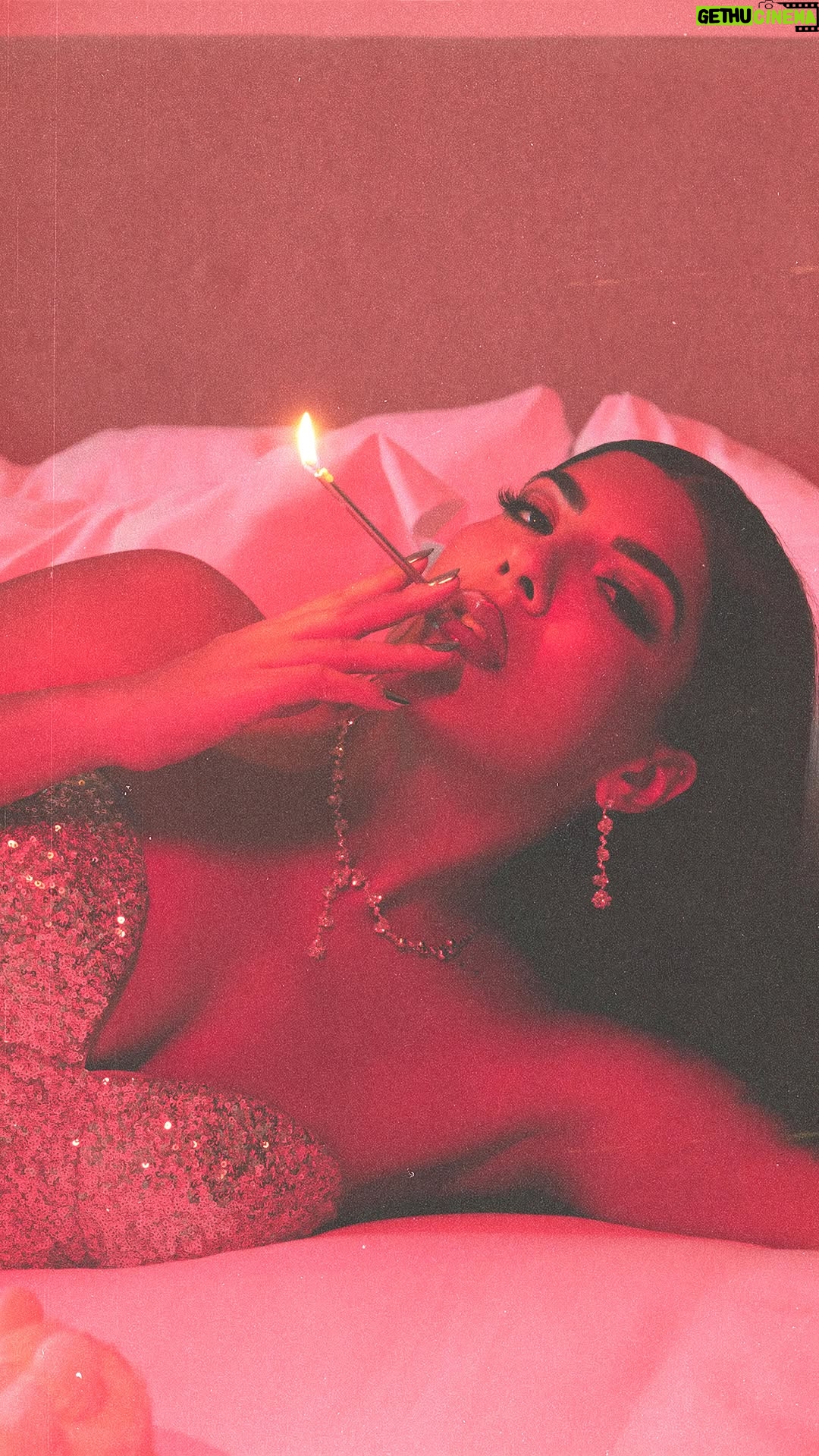 Jasmine Sherni - 2.6K Likes - Get unready with me & let’s talk about “real content” and my upcoming BDAY!

Tell me. Do you like real films or performances? & can you spot the difference?

Most of the skincare is @sahajanskincare 💕

Cover photo credits
📸 @lokiiproblematic 
Glam @steffyslays 

#getunreadywithme #skincare #explore