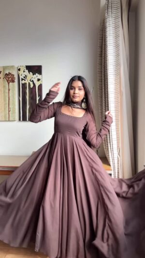 Jeetu Sri Instagram - Brown color on Indian skin tone🤎✨
Outfit @__bawrii
#anarkali #indiansuit #festivewear