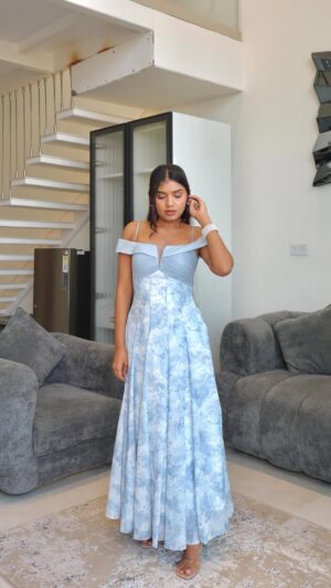 Jeetu Sri Instagram - Felt like I stepped out of a Disney movie in this outfit today 👗💫
Did my skincare, hair, and makeup and while getting ready, I had to drop in with some exciting news!
Tira Beauty’s Hello Beauty Sale is live 🛍️ Up to 50% off free gifts… girls, this is your sign to glow up and stock up 💄
Get ready, feel pretty, and don’t let the good stuff go out of stock 🤍
use the coupon code HELLO to get Rs1000 OFF.
Dress @sovintage_house
Heels @zara
Earring @emtyjewels
Toner @clinique_in
Serum @beautyofjoseon_official
Hair tool @dyson_india
#GRWM #PrincessVibes
#TiraBeauty #HelloBeautySale #SoftGlamLook #BeautyInspo
#GetReadyWithMe
#GlowUpDiaries #RealGirlRoutine