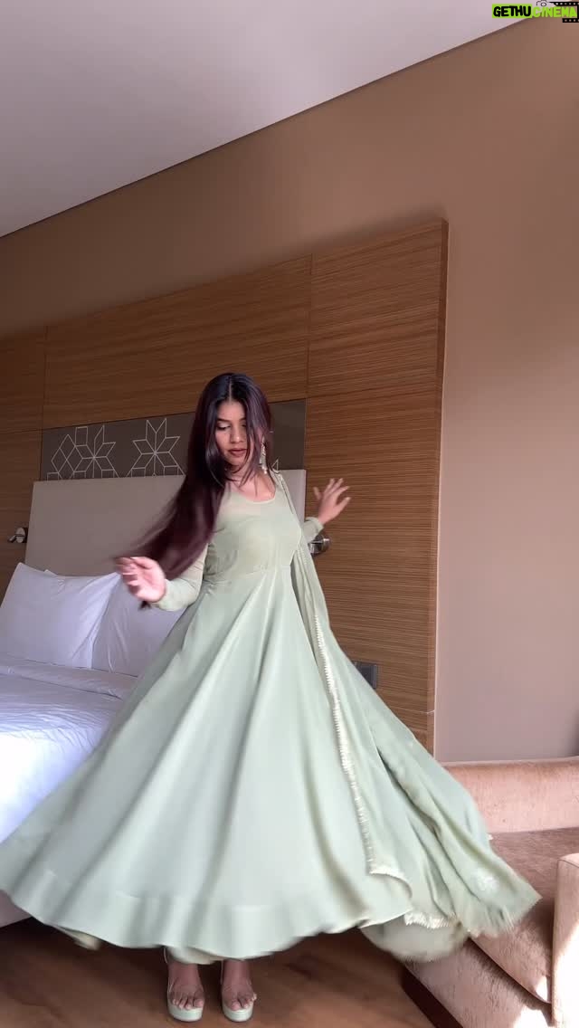 Jeetu Sri - 31.7K Likes - Ja rhi hu thumak thumak ke uspe paas 🧍‍♀️🌼

Also this duppatta has complete hand work & looks so pretty combined together 🥹🥹💚

Outfit @papi.preach 

#suit #festive #festival #festivevibes #grwm