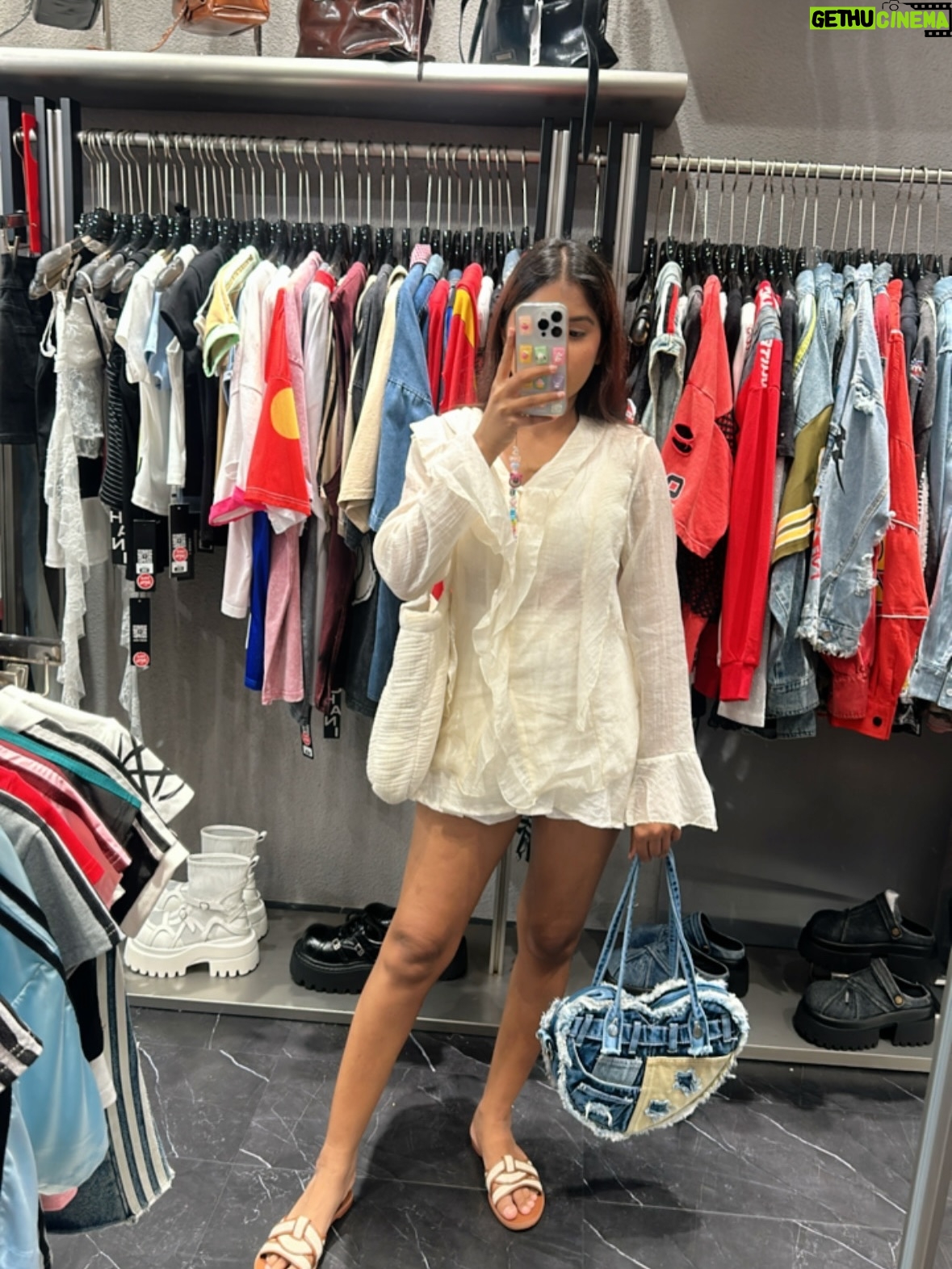Jeetu Sri - 13.8K Likes - Didn’t explore much, didn’t plan much just went with the flow 🌸✨ A little shopping, a lot of chilling, and some sweet moments here & there 💕 Thailand, you were soft and sunny in all the right ways ☀️

#thailand #thailanddiaries #trip #thailanddiaries