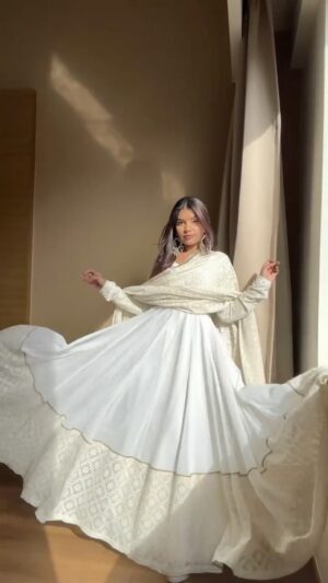 Jeetu Sri Instagram - Kya lagta hai pasand aaungi usse? 🫢🌙🤍
Outfit @mastaanii.in
#anarkali #whiteanarkali #grwm #chaand