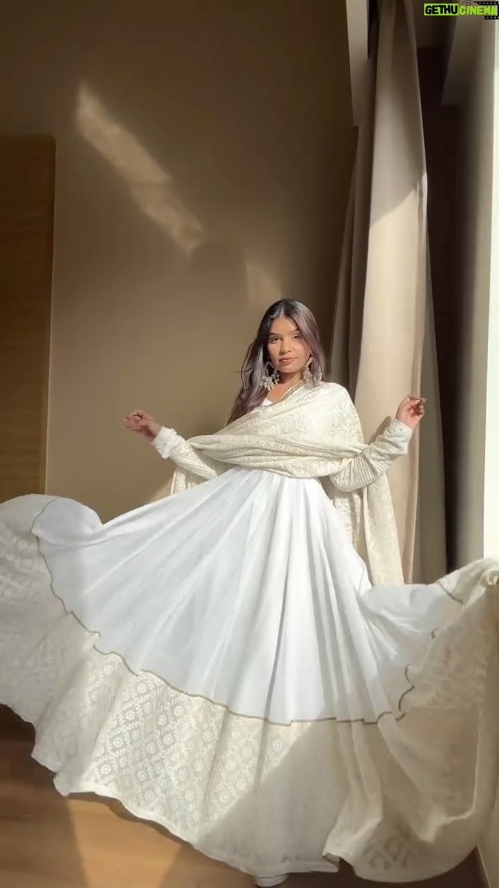 Jeetu Sri - 36.6K Likes - Kya lagta hai pasand aaungi usse? 🫢🌙🤍

Outfit @mastaanii.in 

#anarkali #whiteanarkali #grwm #chaand