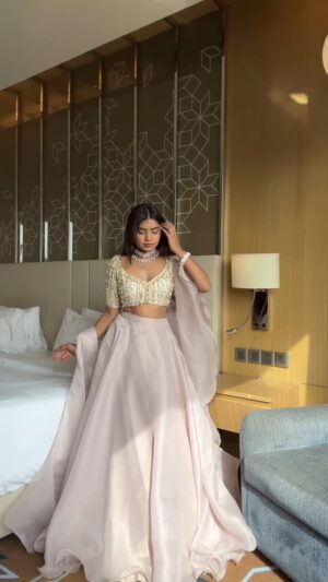 Jeetu Sri Instagram - Prettiest lehenga eva?
Outfit @aaryaa_kk
#lehenga #shaadi #behenkishaadi