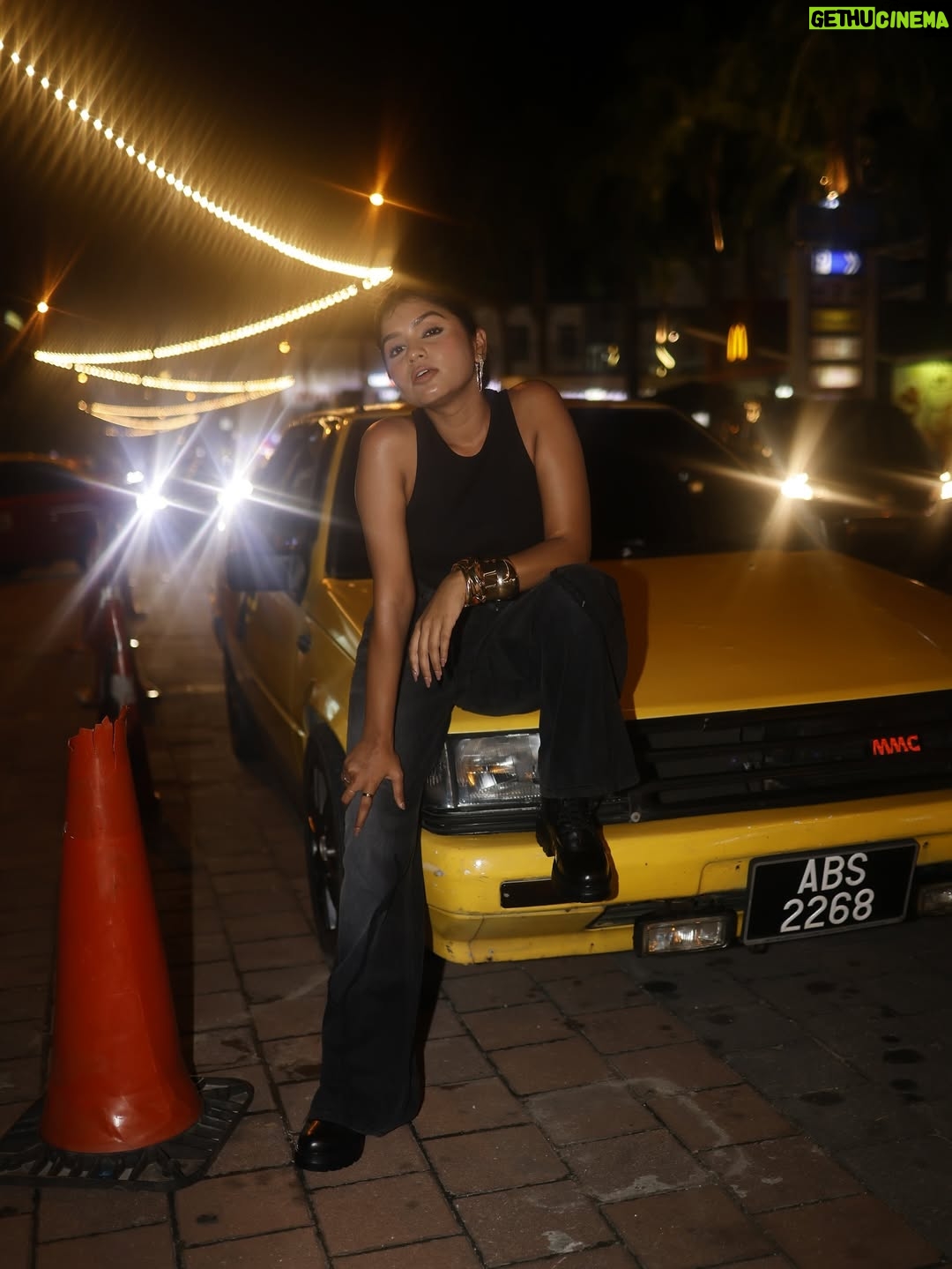 Jeetu Sri - 12.2K Likes - Who knew Langkawi could serve New York vibes at night? ✨💙✨💙 Also one should never underestimate the power of a good pair of denims @freakinsindia and a little street magic 🪄

#denim #freakins #langkawi #malaysia #newyorkvibes #poses #photoshoot